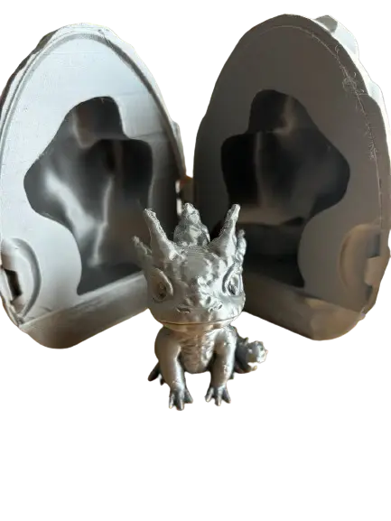 Dragon de roche dans son oeuf